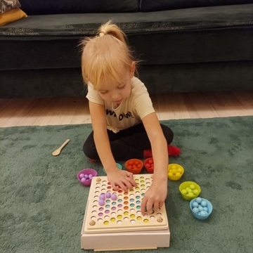 Gioco Palline Colorate Montessori Bambina